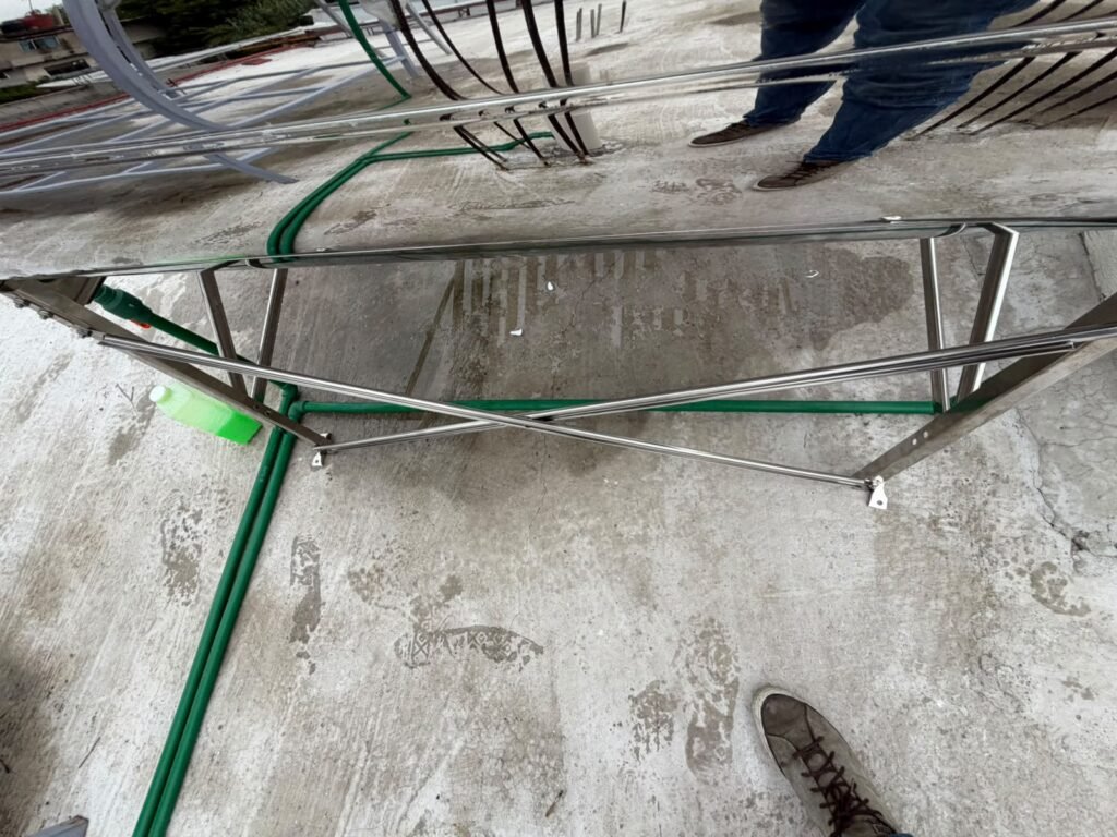 Estructura de acero inoxidable del calentador solar y tubería PPR sobre la azotea en Iztapalapa