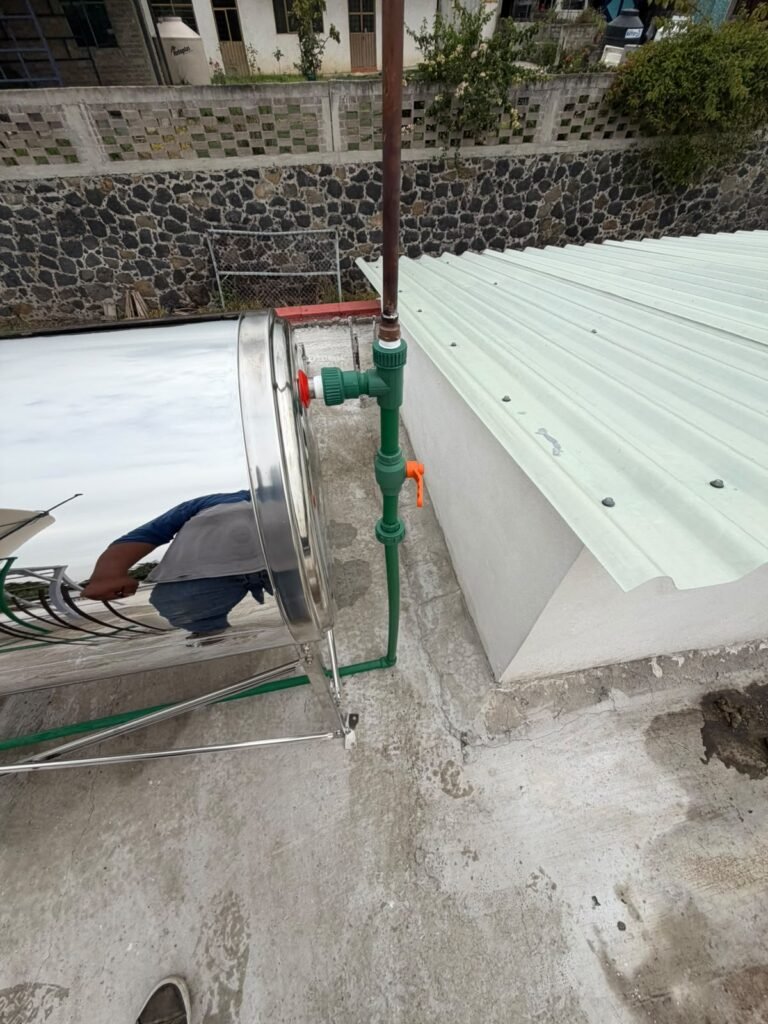 Conexión del termotanque del calentador solar con tubería PPR y válvula de paso en Iztapalapa