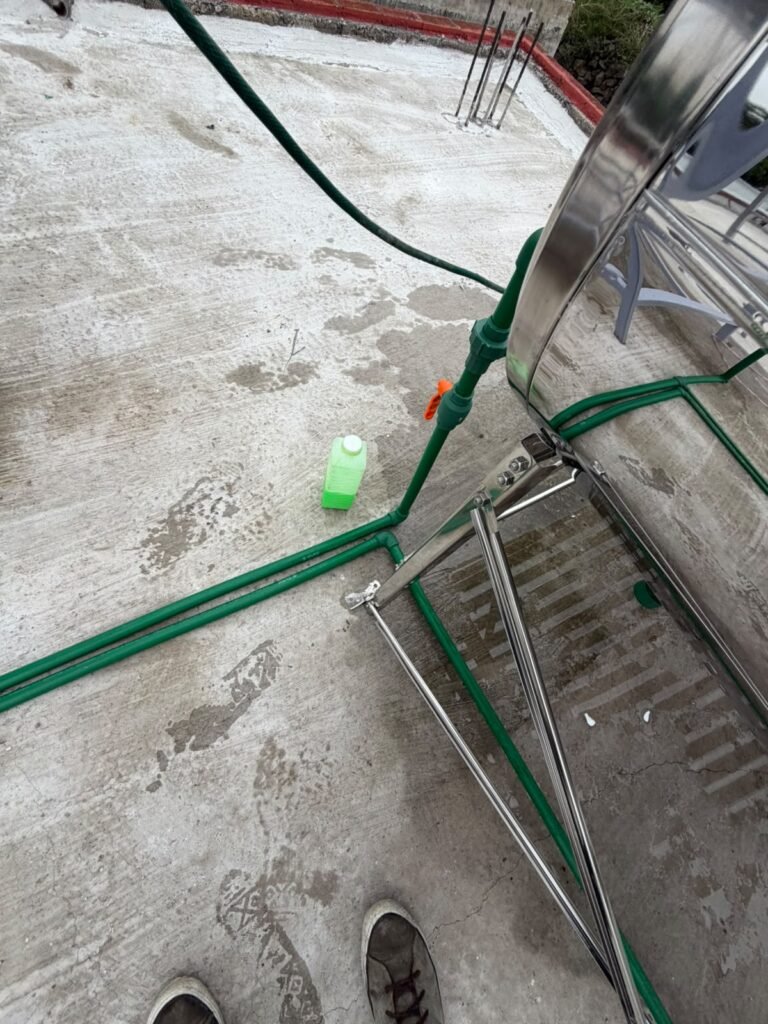 Tubería PPR de agua fría y caliente con válvula, conectada al calentador solar en Iztapalapa