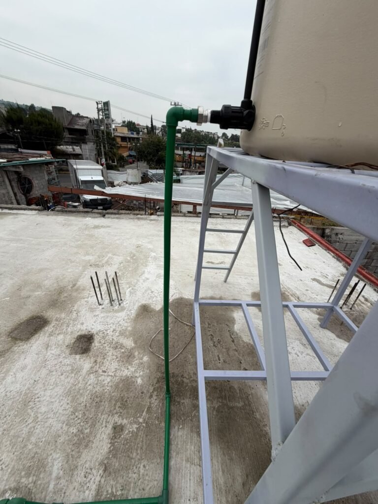 Salida del tinaco conectada con tubería PPR hacia el calentador solar en Iztapalapa
