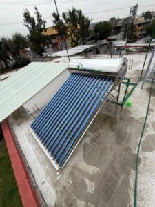 Calentador solar Global Energy instalado en una azotea de Iztapalapa, con tubos al vacío y conexión en tubería PPR