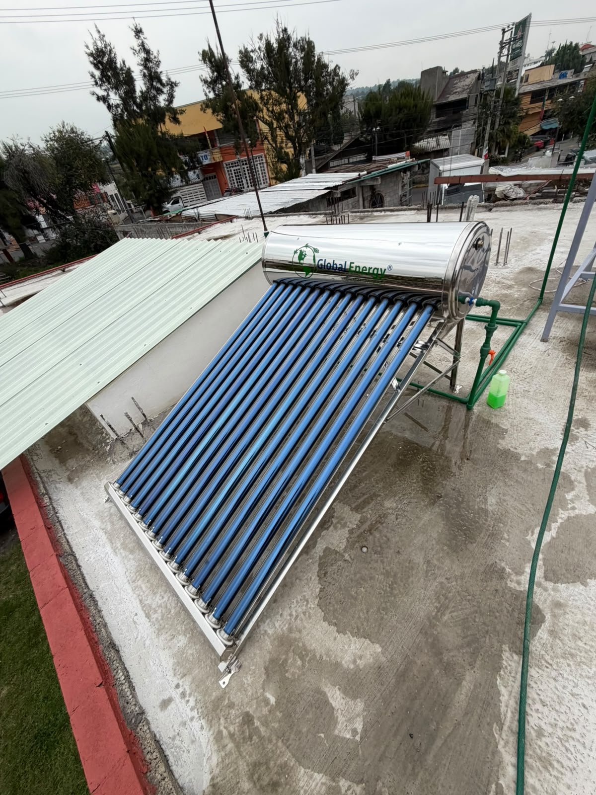Calentador solar Global Energy instalado en una azotea de Iztapalapa, con tubos al vacío y conexión en tubería PPR